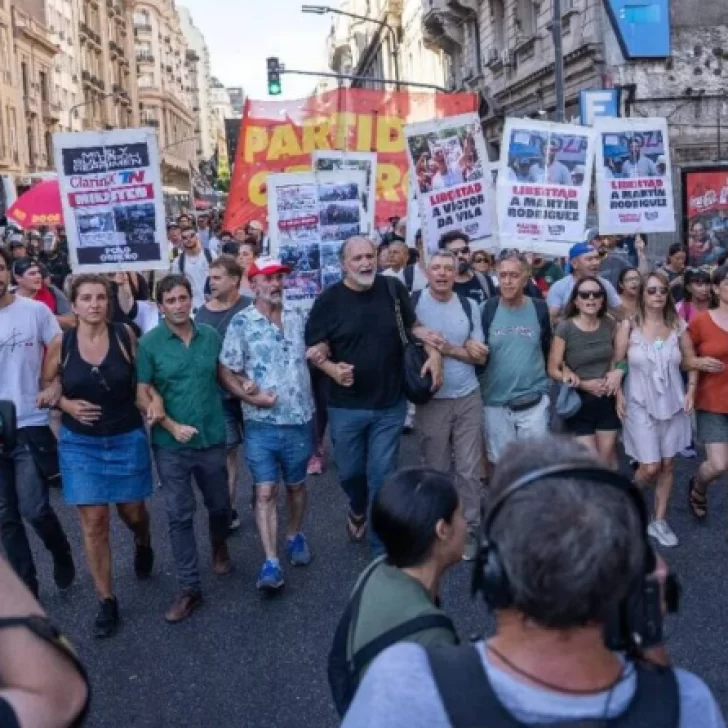 En la segunda jornada del debate de la Ley Ómnibus,  movimientos de izquierda protestan cerca del congreso 