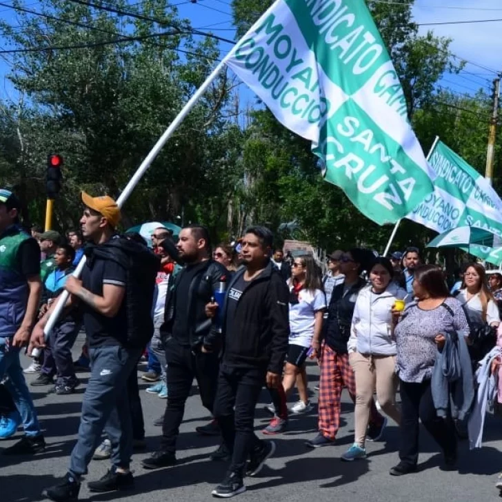 Camioneros en alerta por 2.000 despidos en YPF, amenazó con bloquear Vaca Muerta y destilerías en todo el país