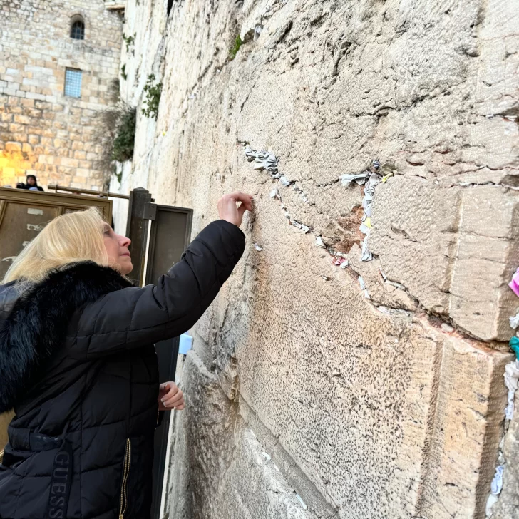 Karina Milei también rezó y se emocionó en el Muro de los Lamentos 