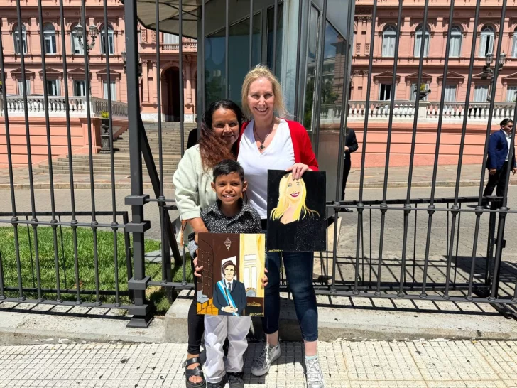 Karina Milei recibió a un nene que le regalo un retrato de ella y del presidente