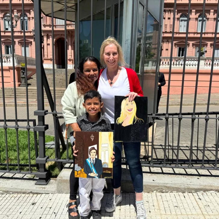 Karina Milei recibió a un nene que le regalo un retrato de ella y del presidente