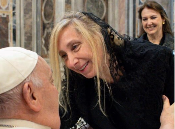 El locutor del Vaticano presentó a Karina Milei como la esposa del presidente y estallaron los memes