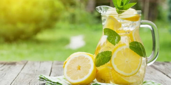 Receta de limonada fresca para hidratarse y evitar el golpe de calor