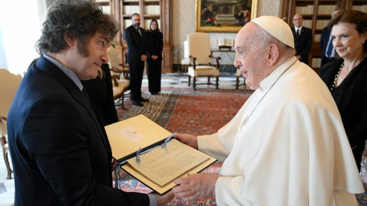 Qué le regaló Javier Milei al papa Francisco en su encuentro en el Vaticano