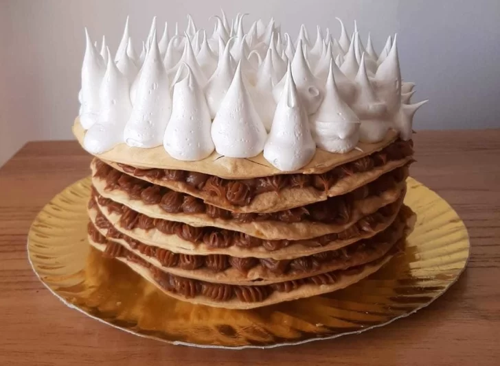 Receta de rogel: la torta de dulce de leche y merengue que lleva solo 5 ingredientes