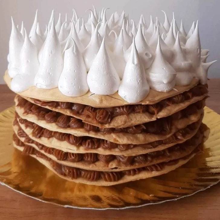 Receta de rogel: la torta de dulce de leche y merengue que lleva solo 5 ingredientes