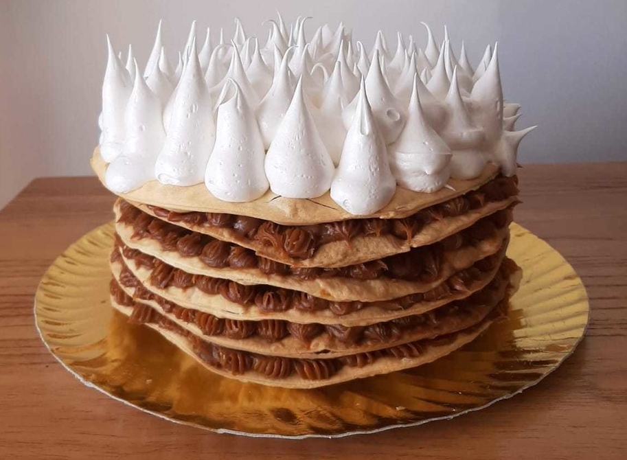 Receta de rogel: la torta de dulce de leche y merengue que lleva solo 5 ingredientes