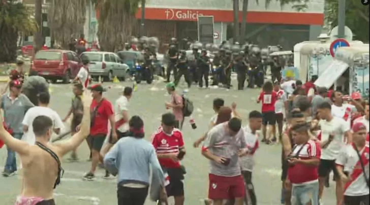 Incidentes en el ingreso al Monumental en el Superclásico River – Boca: hinchas de se enfrentaron con la Policía