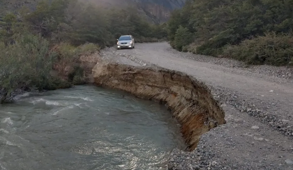 Por peligro de derrumbe, cortaron la ruta que une El Chaltén y Lago del Desierto Por peligro de derrumbe, cortaron la ruta que une El Chaltén y Lago del Desierto
