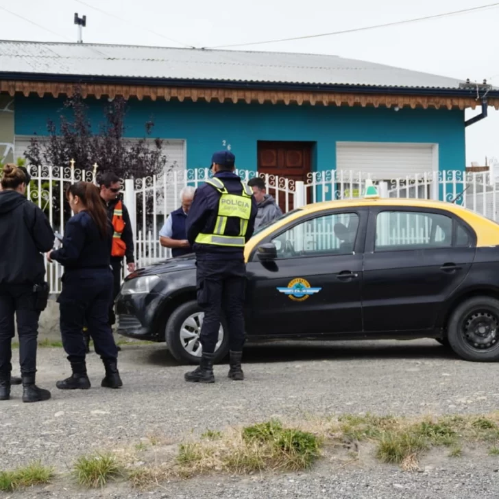 Taxista atropelló a una mujer en bicicleta que fue trasladada al Hospital de Río Gallegos Taxista atropelló a una mujer en bicicleta que fue trasladada al Hospital de Río Gallegos