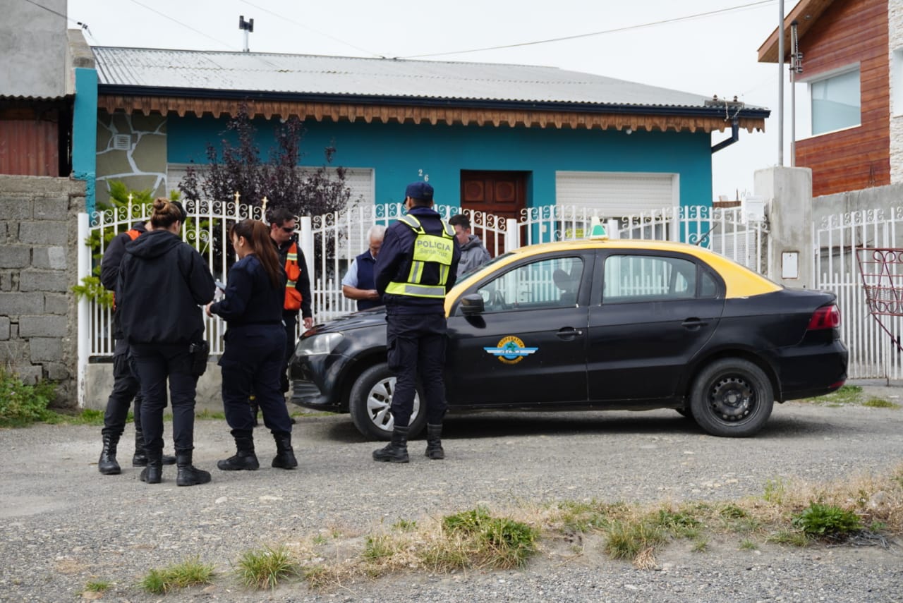 Taxista atropelló a una mujer en bicicleta que fue trasladada al Hospital de Río Gallegos Taxista atropelló a una mujer en bicicleta que fue trasladada al Hospital de Río Gallegos