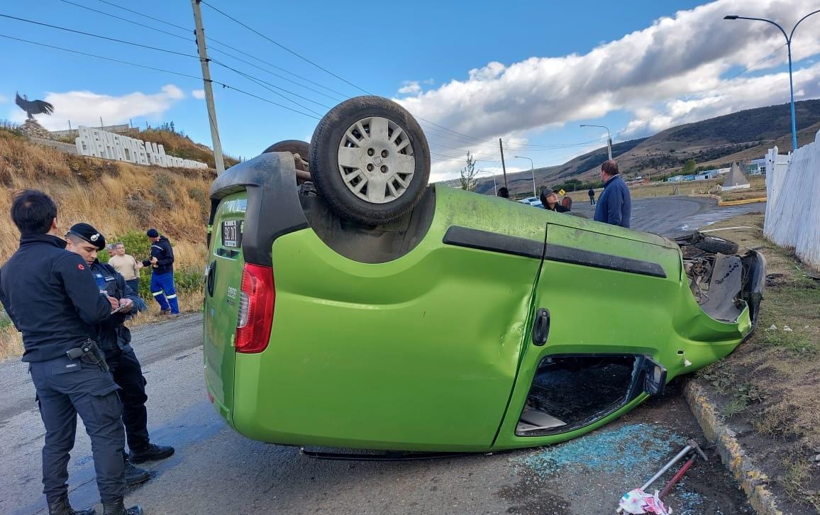 Volcó en la rotonda de entrada a 28 de Noviembre: el conductor de 69 años quedó atrapado y fue trasladado al hospital con lesiones