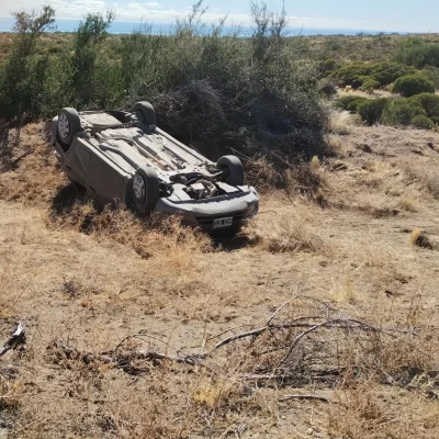 Un hombre de 41 años volcó su vehículo a un kilómetro de Los Antiguos