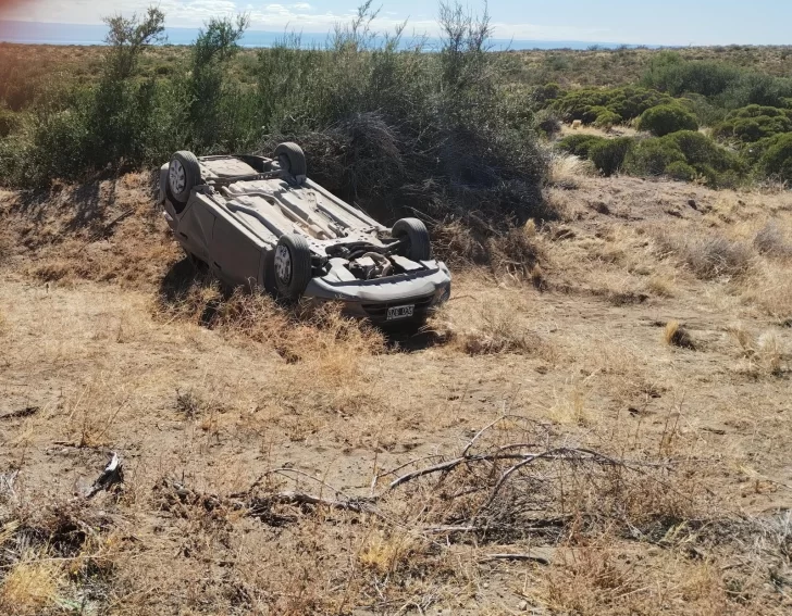 Un hombre de 41 años volcó su vehículo a un kilómetro de Los Antiguos