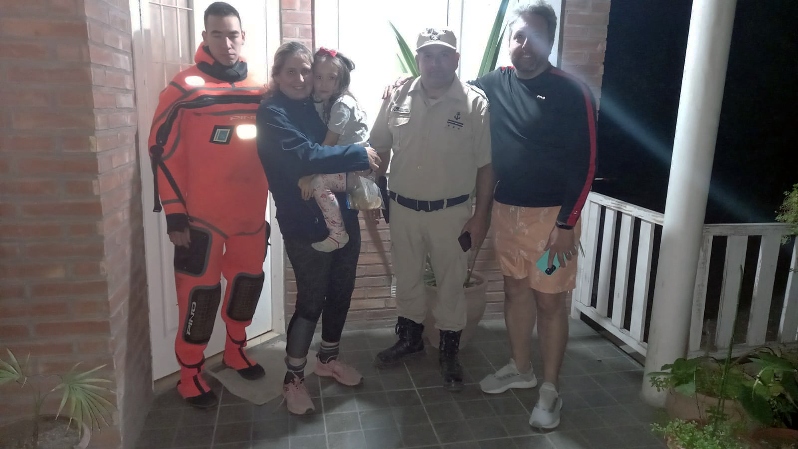 Dramático rescate de una familia que navegaba el lago Buenos Aires en kayak: tuvieron signos leves de hipotermia