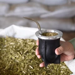 La ANMAT prohibió la venta de una marca de yerba mate saborizada