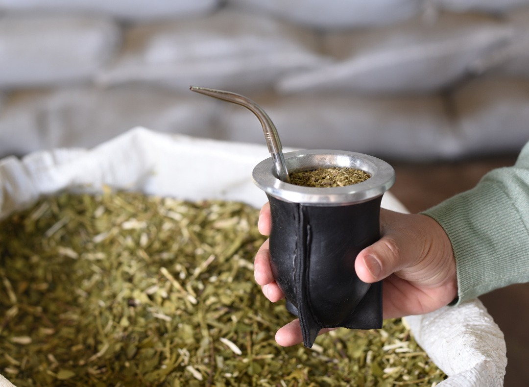 La ANMAT prohibió la venta de una marca de yerba mate saborizada