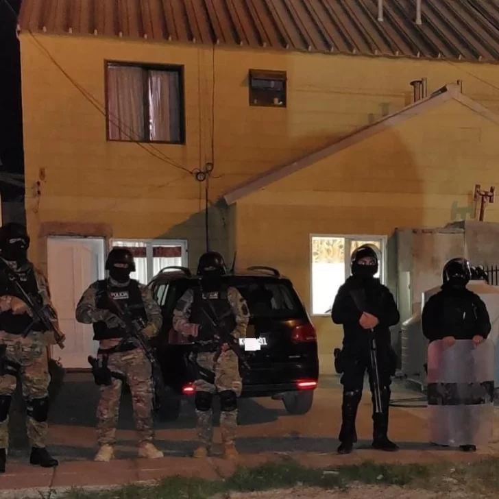 Detuvieron a dos hombres por amenazar a una vecina con armas de fuego en Caleta Olivia Detuvieron a dos hombres por amenazar a una vecina con armas de fuego en Caleta Olivia