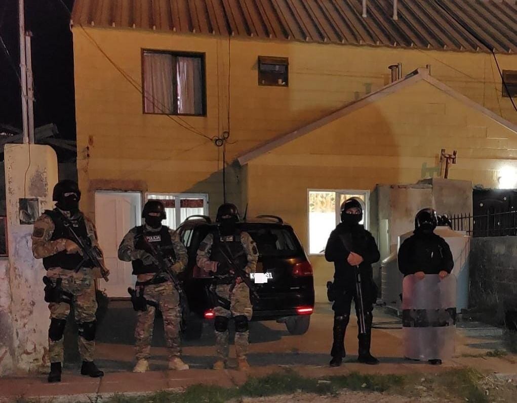 Detuvieron a dos hombres por amenazar a una vecina con armas de fuego en Caleta Olivia Detuvieron a dos hombres por amenazar a una vecina con armas de fuego en Caleta Olivia