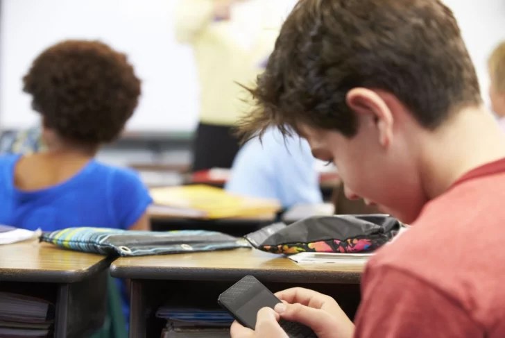 Presentan un proyecto de ley para restringir el uso de celulares en escuelas de una provincia