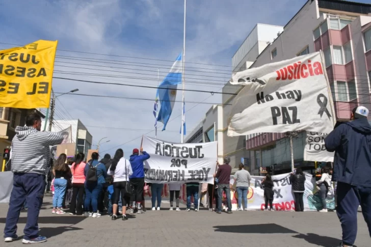 Río Gallegos: Convocan a familiares de diferentes hechos a manifestarse antes del izamiento dominical