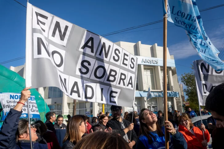 Multitudinaria movilización en la oficina de ANSES de Río Gallegos por los despidos