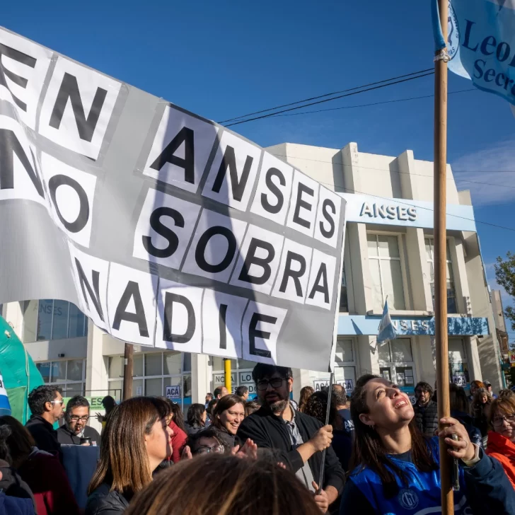 Multitudinaria movilización en la oficina de ANSES de Río Gallegos por los despidos