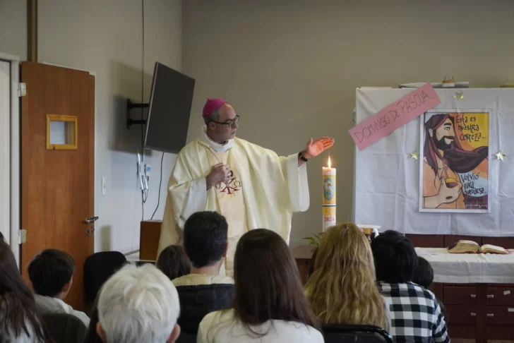 El obispo Medina brindó una misa para niños y adolescentes en el Centro Pastoral “Laura Vicuña”