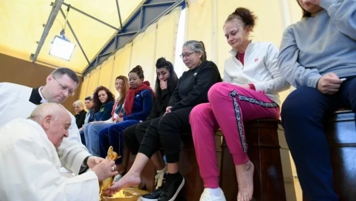 El papa Francisco visitó una cárcel de mujeres para el ritual de lavado de pies