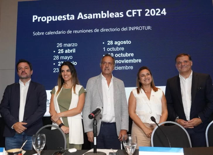 El secretario de Turismo, Ambiente y Deporte, Daniel Scioli, junto a la subsecretaria de Turismo, Yanina Martínez; el presidente de la Agencia Córdoba Turismo, Darío Capitani; y el titular de la Cámara Argentina de Turismo, Gustavo Hani.