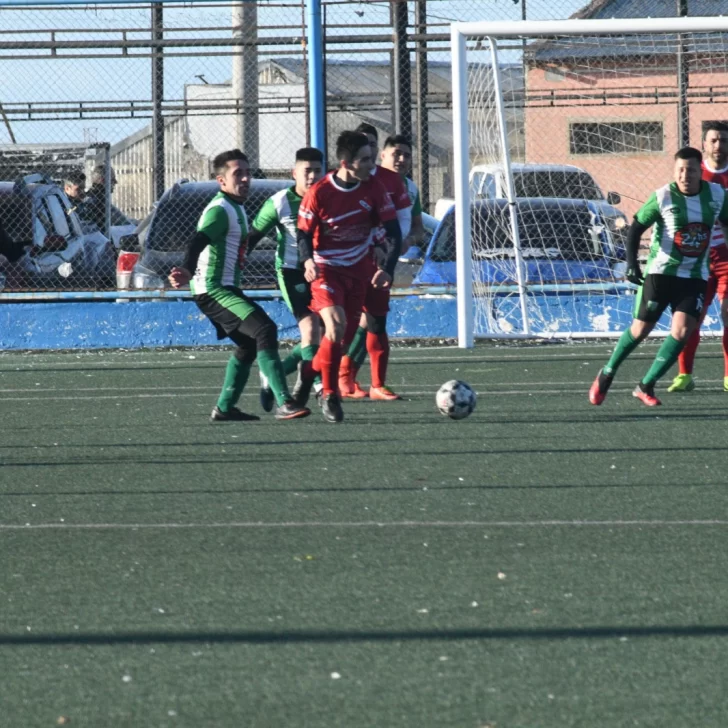 “Partidazos” en la Primera “A” del fútbol barrial de Río Gallegos: Cristal defiende la punta ante Belgrano “Partidazos” en la Primera “A” del fútbol barrial de Río Gallegos: Cristal defiende la punta ante Belgrano
