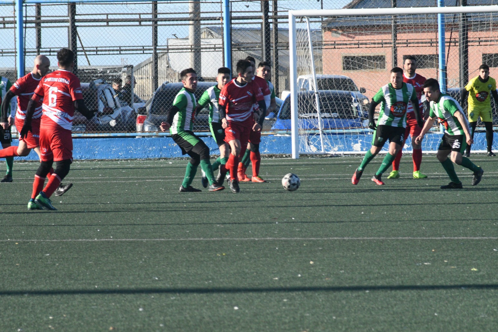 “Partidazos” en la Primera “A” del fútbol barrial de Río Gallegos: Cristal defiende la punta ante Belgrano “Partidazos” en la Primera “A” del fútbol barrial de Río Gallegos: Cristal defiende la punta ante Belgrano
