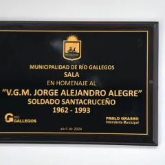 Inauguran placa en homenaje a Alejandro Alegre, el héroe de Río Gallegos