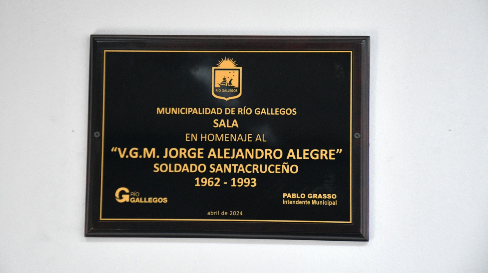 Inauguran placa en homenaje a Alejandro Alegre, el héroe de Río Gallegos