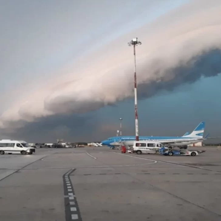 Alerta roja en Ezeiza: retraso en vuelos y operaciones aéreas por fuertes tormentas