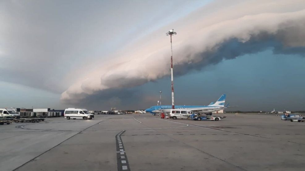 Alerta roja en Ezeiza: retraso en vuelos y operaciones aéreas por fuertes tormentas