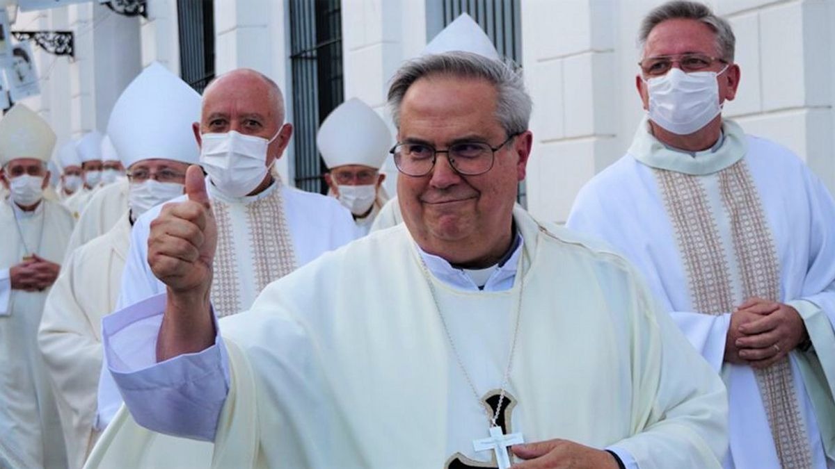 El arzobispo de Córdoba contrajo dengue y fue internado