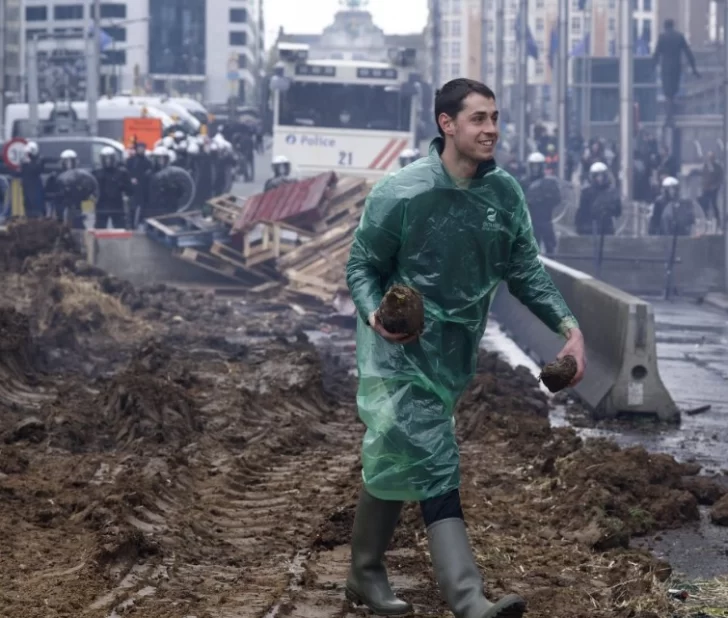 Video. Épico enfrentamiento entre un camión de excremento y uno de agua en una protesta en Bruselas