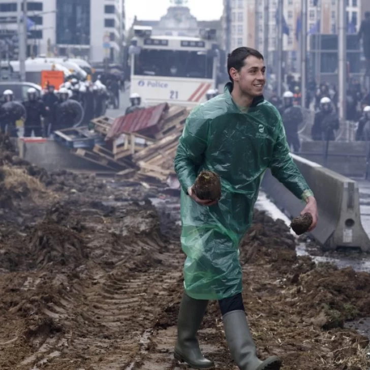 Video. Épico enfrentamiento entre un camión de excremento y uno de agua en una protesta en Bruselas