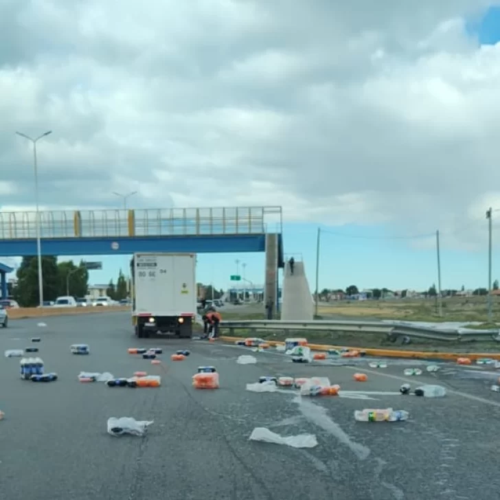 Camión perdió cientos de botellas de gaseosas: peligro en la Autovía de Río Gallegos