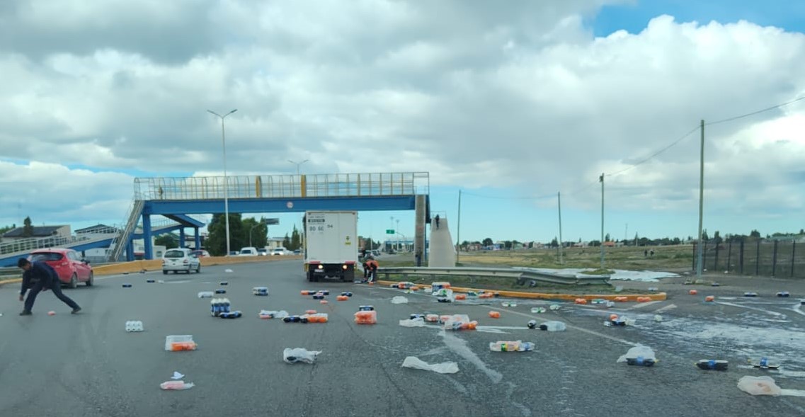 Camión perdió cientos de botellas de gaseosas: peligro en la Autovía de Río Gallegos