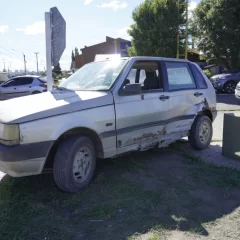 Fuerte choque en la rotonda Samoré de Río Gallegos: un auto terminó arriba de la vereda