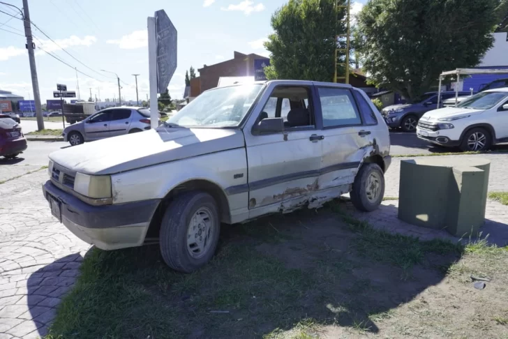 Fuerte choque en la rotonda Samoré de Río Gallegos: un auto terminó arriba de la vereda
