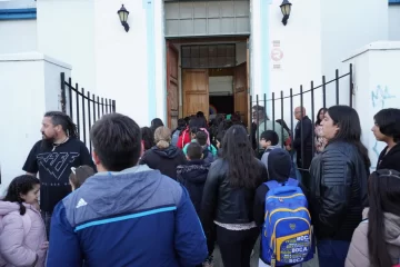 Paritaria docente: la semana inicia sin paros, pero ADOSAC va a congreso Paritaria docente: la semana inicia sin paros, pero ADOSAC va a congreso