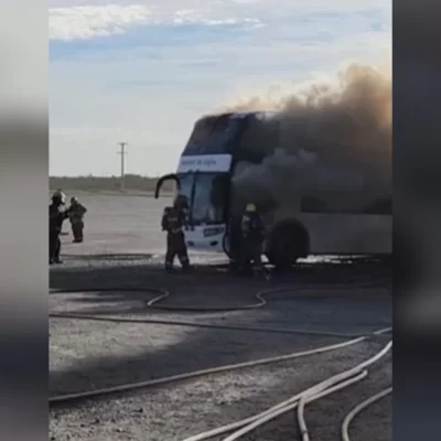 Se incendió un colectivo con 30 pasajeros en la Ruta 3