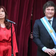 Cristina Kirchner cruzó a Javier Milei por el aumento de sueldos: “Lo hacía más valiente Presidente”