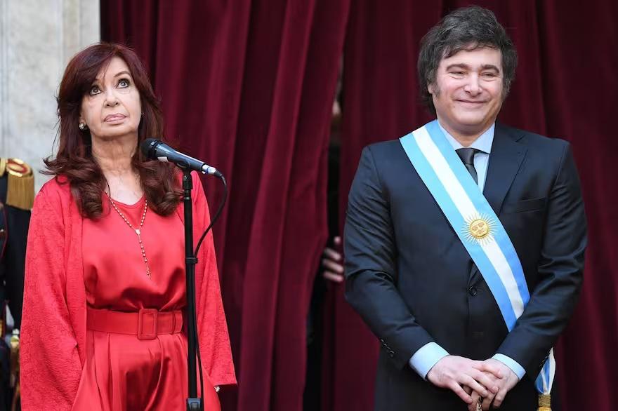 Cristina Kirchner cruzó a Javier Milei por el aumento de sueldos: “Lo hacía más valiente Presidente”