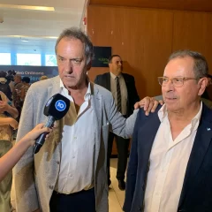 Daniel Scioli llega a Santa Cruz por la Copa Mundial de Natación de Invierno