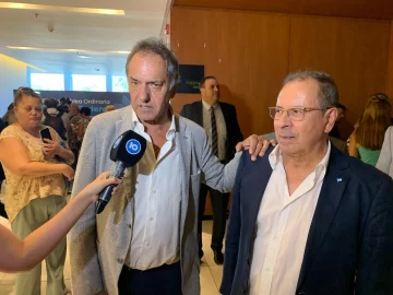 Daniel Scioli llega a Santa Cruz por la Copa Mundial de Natación de Invierno