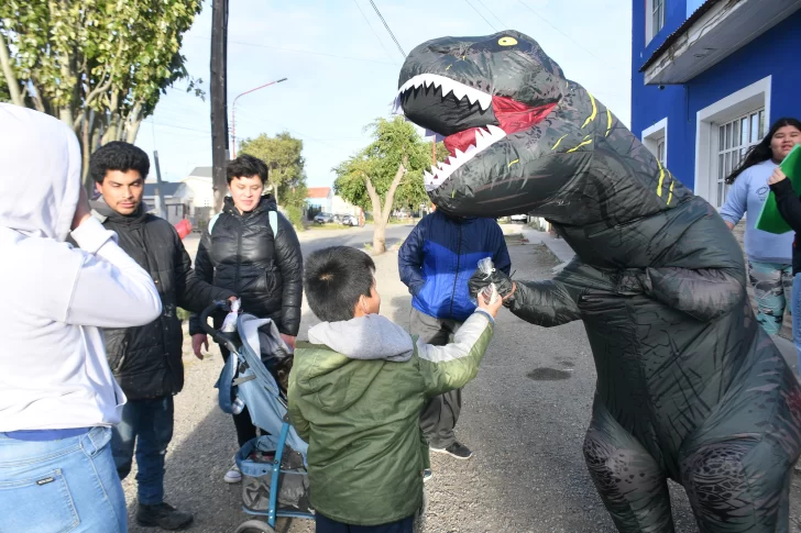 familia-de-rio-gallegos-regala-huevos-de-pascua-2024-2-728x485 familia-de-rio-gallegos-regala-huevos-de-pascua-2024-2-728x485